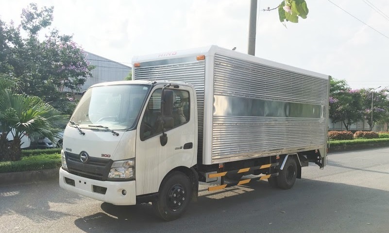 XE TẢI HINO XZU720L 3,5 TẤN THÙNG KÍN CÓ BỬNG NÂNG HẠ HÀNG