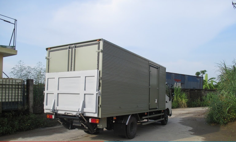 XE TẢI HINO XZU720L 3,5 TẤN THÙNG KÍN CÓ BỬNG NÂNG HẠ HÀNG