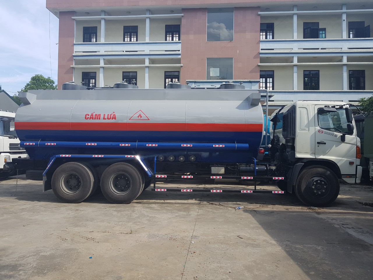 XE HINO CHỞ XĂNG DẦU 18 KHỐI FL8JT7A