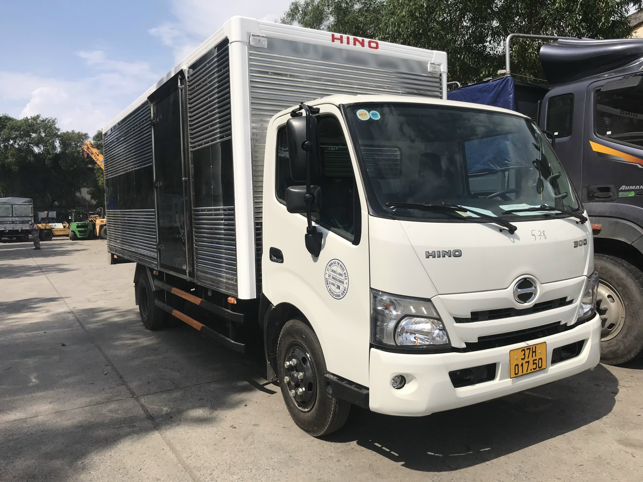 XE TẢI HINO XZU730L EURO5 THÙNG DÀI 5,8m