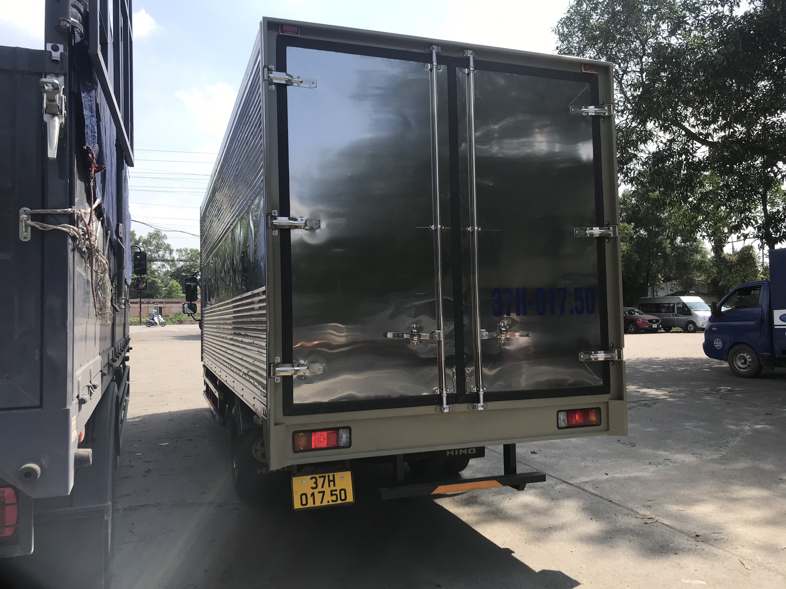 XE TẢI HINO XZU730L EURO5 THÙNG DÀI 5,8m