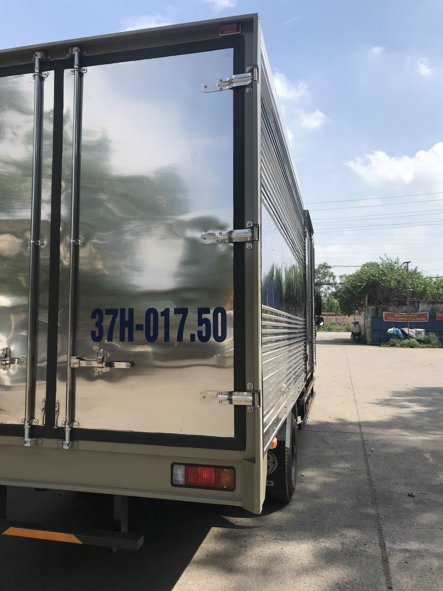 XE TẢI HINO XZU730L EURO5 THÙNG DÀI 5,8m