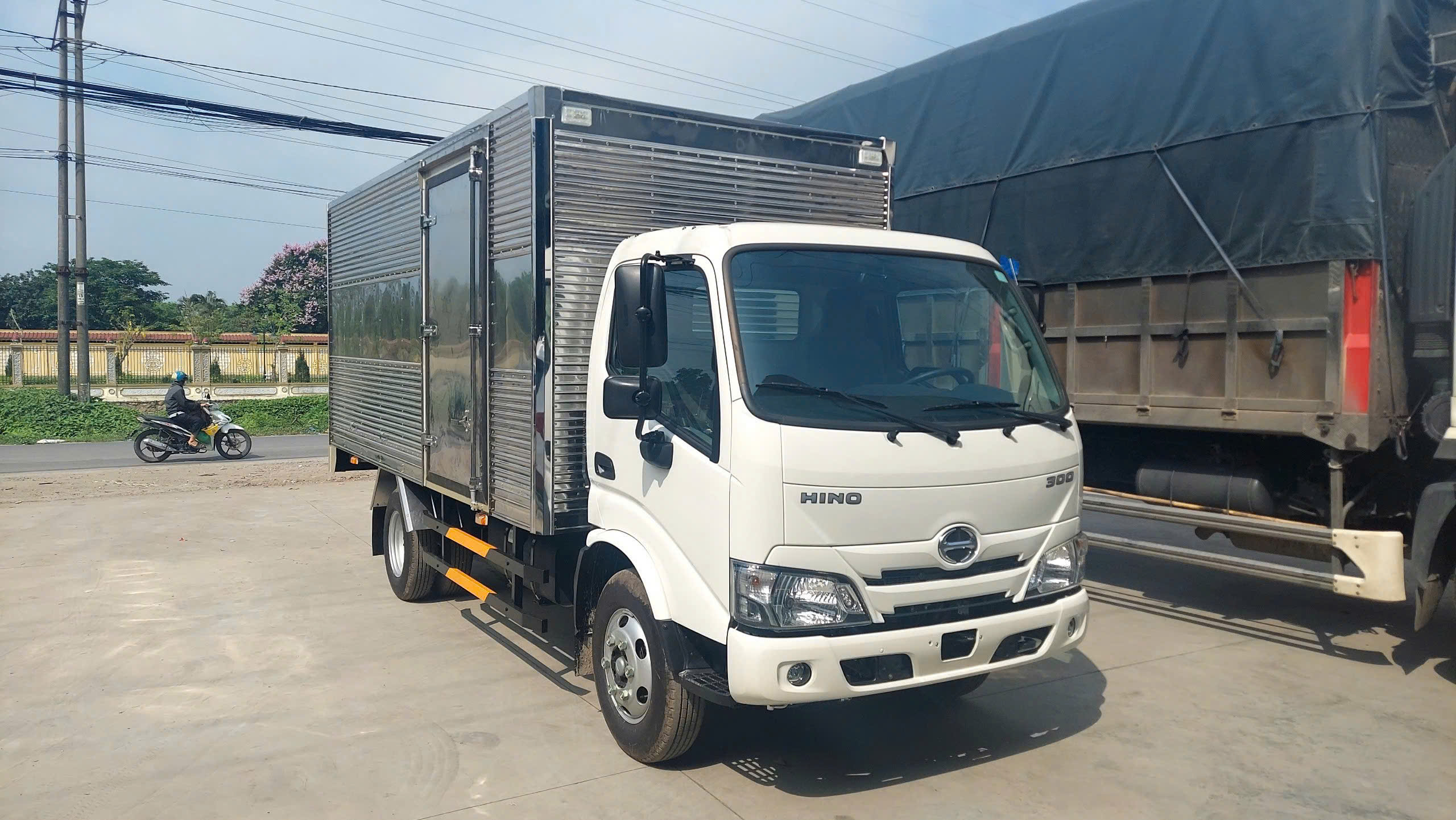 XE TẢI HINO XZU650L E5 TẢI 3,45T THÙNG KÍN 4,5M