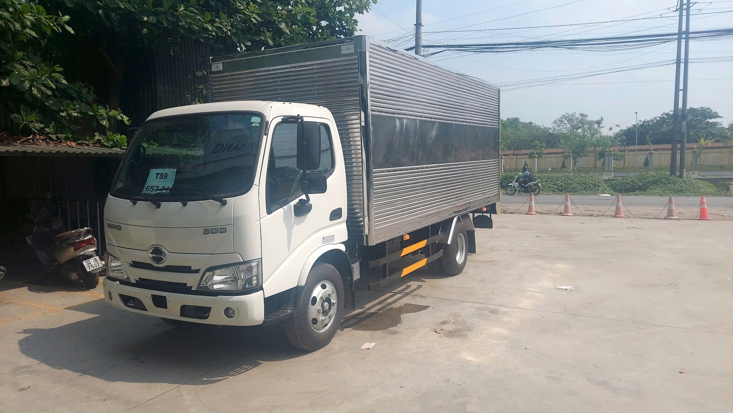 XE TẢI HINO XZU650L E5 TẢI 3,45T THÙNG KÍN 4,5M