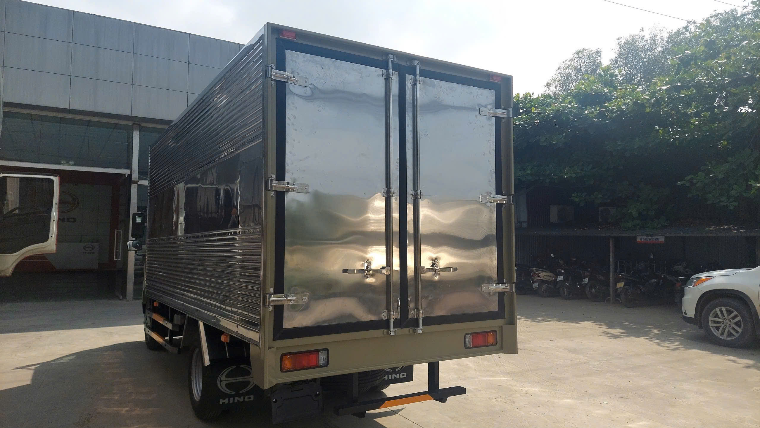 XE TẢI HINO XZU650L E5 TẢI 3,45T THÙNG KÍN 4,5M